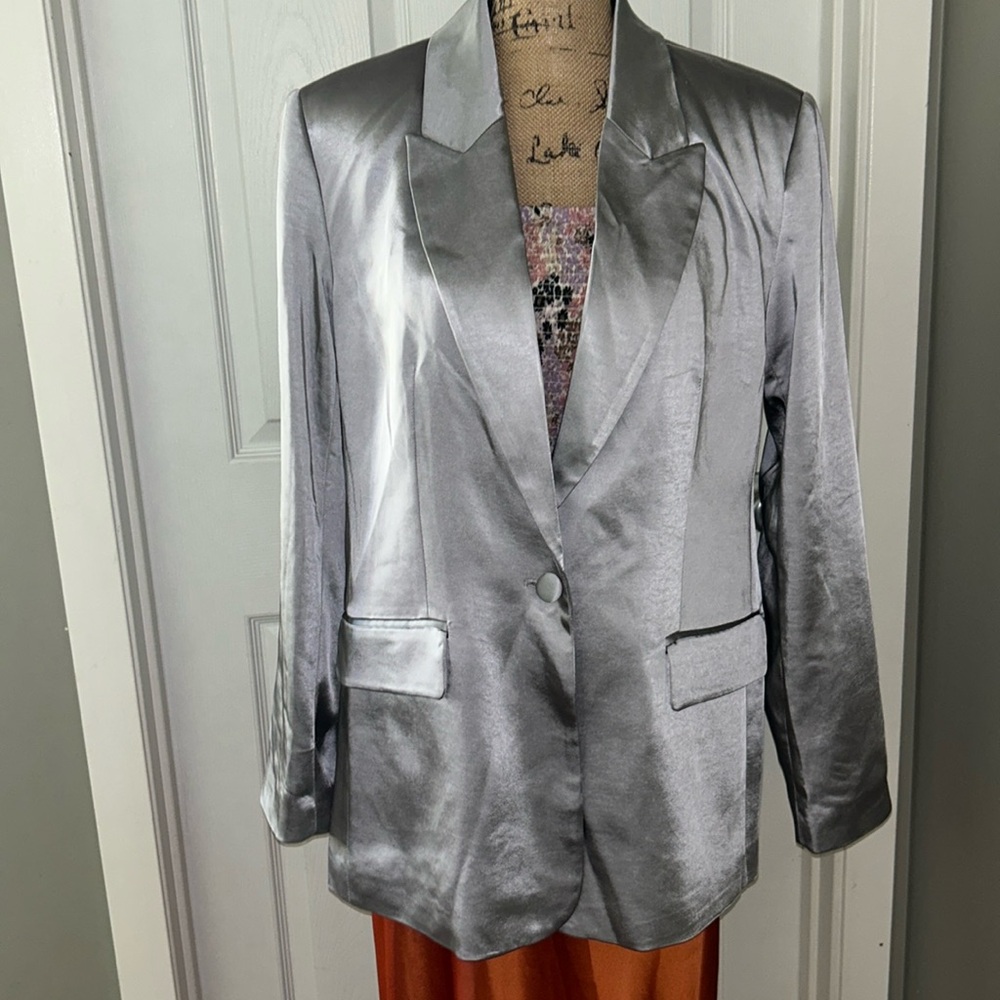 NWT House Of Harlow 1960 Grey
Satin Blazer